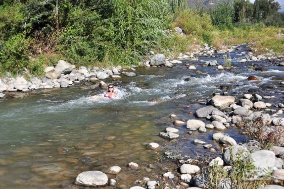 Delicioso banho de rio na região de Rengo, ao sul de Santiago, no Chile